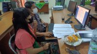 OPERATOR sekolah saat melakukan verifikasi berkas pendaftaran calon peserta didik baru di SMPN 1 Denpasar. Foto: ist OPERATOR sekolah saat melakukan verifikasi berkas pendaftaran calon peserta didik baru di SMPN 1 Denpasar. Foto: ist