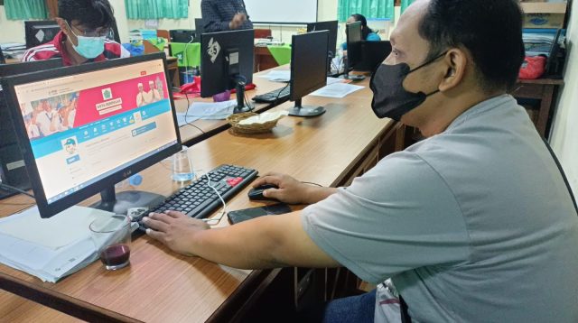 OPERATOR sekolah saat melakukan proses verifikasi pendaftaran PPDB secara online di salah satu SMP negeri di Denpasar. Foto: ist