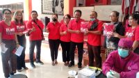 I Gusti Ngurah Gede menyerahkan baju kaos kepada pendonor yang sudah lebih dari 10 kali saat bakti sosial donor darah yang digelar DPC PDI Perjuangan Denpasar, Rabu (22/6/2022). Foto: ist I Gusti Ngurah Gede menyerahkan baju kaos kepada pendonor yang sudah lebih dari 10 kali saat bakti sosial donor darah yang digelar DPC PDI Perjuangan Denpasar, Rabu (22/6/2022). Foto: ist