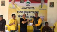verifikasi parpol SUGAWA Korry saat evaluasi verifikasi parpol di DPD Partai Golkar Karangasem, beberapa waktu lalu. Foto: Ist