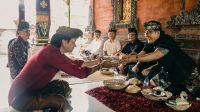 BUPATI Giri Prasta menyerahkan punia saat menghadiri upacara Pitra Yadnya Pengabenan Sawa Prakerti Utama, Warih Ksatria Taman Bali dan Ksatria Dalem Segening di Jero Gunung Sibakan, Desa Pemaron Buleleng, Sabtu (16/7/2022). Foto: ist BUPATI Giri Prasta menyerahkan punia saat menghadiri upacara Pitra Yadnya Pengabenan Sawa Prakerti Utama, Warih Ksatria Taman Bali dan Ksatria Dalem Segening di Jero Gunung Sibakan, Desa Pemaron Buleleng, Sabtu (16/7/2022). Foto: ist