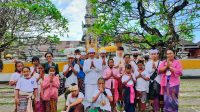 DIREKTUR PKBM Dharma Wangsa, IGA Ayu Putu Darmayanti, foto bersama peserta didik PKBM Dharma Wangsa usai penutupan MPLS dengan persembahyangan bersama di Pura Jagatnatha Denpasar, Kamis (21/7/2022). Foto: ist DIREKTUR PKBM Dharma Wangsa, IGA Ayu Putu Darmayanti, foto bersama peserta didik PKBM Dharma Wangsa usai penutupan MPLS dengan persembahyangan bersama di Pura Jagatnatha Denpasar, Kamis (21/7/2022). Foto: ist