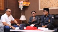 ADI Wiryatama (kiri) saat menerima audiensi Ketua Bawaslu Bali, Ketut Ariyani; dan komisioner Ketut Rudia (kanan) di DPRD Bali, Senin (25/7/2022). Foto: ist ADI Wiryatama (kiri) saat menerima audiensi Ketua Bawaslu Bali, Ketut Ariyani; dan komisioner Ketut Rudia (kanan) di DPRD Bali, Senin (25/7/2022). Foto: ist