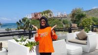 BAIQ Eva Nurcahyaningsih saat berada di kawasan KEK Mandalika dengan kaos warna oranye yang merupakan warna kebesaran PKS. Foto: ist BAIQ Eva Nurcahyaningsih saat berada di kawasan KEK Mandalika dengan kaos warna oranye yang merupakan warna kebesaran PKS. Foto: ist