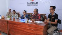 KETUA Bawaslu Buleleng, Putu Sugi Ardana (pegang mik), menjelaskan tentang kesiapan lembaganya dalam menjalankan SIPS saat supervisi Bawaslu Bali, Jumat (1/7/2022). Foto: ist KETUA Bawaslu Buleleng, Putu Sugi Ardana (pegang mik), menjelaskan tentang kesiapan lembaganya dalam menjalankan SIPS saat supervisi Bawaslu Bali, Jumat (1/7/2022). Foto: ist