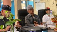 KETUA Bawaslu Klungkung, I Wayan Hartawan (tengah) saat menguraikan materi sinergitas Bawaslu dan KPU dalam memetakan potensi pelanggaran selama tahapan Pemilu 2024, Kamis (28/7/2022). Foto: ist KETUA Bawaslu Klungkung, I Wayan Hartawan (tengah) saat menguraikan materi sinergitas Bawaslu dan KPU dalam memetakan potensi pelanggaran selama tahapan Pemilu 2024, Kamis (28/7/2022). Foto: ist