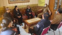 KETUA Bawaslu Klungkung, I Komang Artawan; saat diterima Kadis DLHP Klungkung, I Ketut Suadnyana; didampingi Plt Sekdis, I Gusti Ngurah Yudiantara. Foto: ist KETUA Bawaslu Klungkung, I Komang Artawan; saat diterima Kadis DLHP Klungkung, I Ketut Suadnyana; didampingi Plt Sekdis, I Gusti Ngurah Yudiantara. Foto: ist