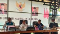 Bupati Tamba didampingi Wabup Ipat dan Sekda Budiasa.