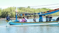 Bupati Tamba saat berkeliling bersama ILDC Grup dengan jukung