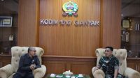DANDIM 1616/Gianyar, Letkol Inf. Hendra Cipta (kanan) saat menerima audiensi Bawaslu Gianyar, Jumat (22/7/2022). Foto: ist DANDIM 1616/Gianyar, Letkol Inf. Hendra Cipta (kanan) saat menerima audiensi Bawaslu Gianyar, Jumat (22/7/2022). Foto: ist