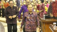GUBERNUR Koster (depan) diiringi Wakil Gubernur Tjokorda Oka Artha Ardana Sukawati (kiri) dan Ketua DPRD Bali, Nyoman Adi Wiryatama berjalan usai rapat paripurna DPRD Bali, Senin (18/7/2022). Foto: hen GUBERNUR Koster (depan) diiringi Wakil Gubernur Tjokorda Oka Artha Ardana Sukawati (kiri) dan Ketua DPRD Bali, Nyoman Adi Wiryatama berjalan usai rapat paripurna DPRD Bali, Senin (18/7/2022). Foto: hen