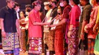 Gubernur Bali, Wayan Koster, saat menyerahkan penghargaan