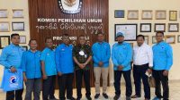 I Dewa Agung Lidartawan (tengah) didampingi Ketua DPW Partai Gelora Bali, Mudjiono (empat kiri) serta pengurus Partai Gelora foto bersama usai audiensi di KPU Bali, Selasa (26/7/2022). Foto: hen I Dewa Agung Lidartawan (tengah) didampingi Ketua DPW Partai Gelora Bali, Mudjiono (empat kiri) serta pengurus Partai Gelora foto bersama usai audiensi di KPU Bali, Selasa (26/7/2022). Foto: hen