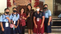 KASEK Ni Nyoman Suci foto bersama siswa baru pada Program Jaksa Masuk Sekolah saat MPLS. Foto: ist KASEK Ni Nyoman Suci foto bersama siswa baru pada Program Jaksa Masuk Sekolah saat MPLS. Foto: ist