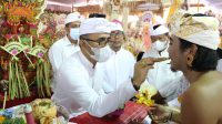 WALI Kota Denpasar, Jaya Negara, ikut nyangging dalam upacara Mapandes/Matatah Massal di Desa Adat Pedungan. Foto: ist WALI Kota Denpasar, Jaya Negara, ikut nyangging dalam upacara Mapandes/Matatah Massal di Desa Adat Pedungan. Foto: ist