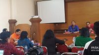 KADISDIKPORA Kota Denpasar, AA Gede Wiratama; didampingi AA Putu Gede Astara, saat rapat finalisasi jalur bina lingkungan yang dihadiri seluruh kepala SMP negeri, Jumat (1/7/2022). Foto: ist KADISDIKPORA Kota Denpasar, AA Gede Wiratama; didampingi AA Putu Gede Astara, saat rapat finalisasi jalur bina lingkungan yang dihadiri seluruh kepala SMP negeri, Jumat (1/7/2022). Foto: ist