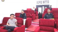 KADIV Sosdiklih KPU Provinsi NTB, Agus Hilman (kiri); didampingi Kabag Teknis dan Parhumas, Made Merta; Kasubbag Parhumas, Alesta Rezal; bersama staf pelaksana pada subbagian Parhumas KPU NTB saat mengikuti rapat virtual keterbukaan informasi publik yang dilakukan KI NTB, Sabtu (16/7/2022). Foto: ist KADIV Sosdiklih KPU Provinsi NTB, Agus Hilman (kiri); didampingi Kabag Teknis dan Parhumas, Made Merta; Kasubbag Parhumas, Alesta Rezal; bersama staf pelaksana pada subbagian Parhumas KPU NTB saat mengikuti rapat virtual keterbukaan informasi publik yang dilakukan KI NTB, Sabtu (16/7/2022). Foto: ist