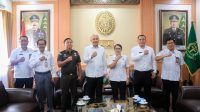 KAJATI Bali, Ade Satiawarman (tengah); Ketua Bawaslu Bali, Ketut Ariyani (tiga kanan), foto bersama usai audiensi, Rabu (20/7/2022). Kajati minta Bawaslu mencegah dan menindak tegas pelanggaran pemilu. Foto: ist KAJATI Bali, Ade Satiawarman (tengah); Ketua Bawaslu Bali, Ketut Ariyani (tiga kanan), foto bersama usai audiensi, Rabu (20/7/2022). Kajati minta Bawaslu mencegah dan menindak tegas pelanggaran pemilu. Foto: ist