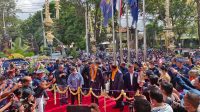 SURYA Paloh (berkalung bunga kanan) saat meresmikan kantor baru DPW Partai Nasdem Bali, Minggu (17/7/2022). Dia mengancam mengubah kantor megah itu jadi kedai kopi jika gagal meloloskan satu wakil dari Bali ke DPR RI pada Pemilu 2024. Foto: hen SURYA Paloh (berkalung bunga kanan) saat meresmikan kantor baru DPW Partai Nasdem Bali, Minggu (17/7/2022). Dia mengancam mengubah kantor megah itu jadi kedai kopi jika gagal meloloskan satu wakil dari Bali ke DPR RI pada Pemilu 2024. Foto: hen