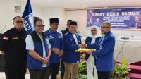 KETUA DPD PAN Kota Mataram, Saleh Basyir (kanan), saat menyerahkan berkas verifikasi parpol yang diunggah di sistem SimPAN DPP PAN kepada Ketua DPW PAN NTB, Muazzim Akbar, di sela-sela Rakerda I DPD PAN Kota Mataram di Hotel Pratama. Foto: ist KETUA DPD PAN Kota Mataram, Saleh Basyir (kanan), saat menyerahkan berkas verifikasi parpol yang diunggah di sistem SimPAN DPP PAN kepada Ketua DPW PAN NTB, Muazzim Akbar, di sela-sela Rakerda I DPD PAN Kota Mataram di Hotel Pratama. Foto: ist