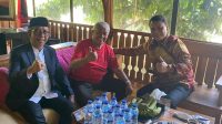 KETUA DPP PDIP, Ahmad Basarah (kanan); saat bertemu Ketua DPD PDIP NTB, Rachmat Hidayat (tengah), di sela-sela kunjungannya ke Pulau Lombok, Sabtu (30/7/2022). Foto: rul KETUA DPP PDIP, Ahmad Basarah (kanan); saat bertemu Ketua DPD PDIP NTB, Rachmat Hidayat (tengah), di sela-sela kunjungannya ke Pulau Lombok, Sabtu (30/7/2022). Foto: rul