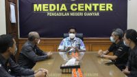 KETUA PN Gianyar, Sonny Alfian Blegor Laoemoery (tengah), saat menerima audiensi Bawaslu Gianyar terkait tahapan Pemilu dan Pilkada Serentak, Jumat (15/7/2022). Foto: ist KETUA PN Gianyar, Sonny Alfian Blegor Laoemoery (tengah), saat menerima audiensi Bawaslu Gianyar terkait tahapan Pemilu dan Pilkada Serentak, Jumat (15/7/2022). Foto: ist