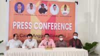 KETUA Timsel (Timsel) Anggota Bawaslu NTB, Prof. Mahyuni (tengah), didampingi anggota Timsel saat memberi keterangan pers terkait kelolosan 12 calon komisioner Bawaslu NTB. Foto: ist KETUA Timsel (Timsel) Anggota Bawaslu NTB, Prof. Mahyuni (tengah), didampingi anggota Timsel saat memberi keterangan pers terkait kelolosan 12 calon komisioner Bawaslu NTB. Foto: ist