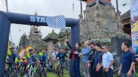 BUPATI Bangli, Sang Nyoman Sedana Arta; didampingi Wakil Bupati I Wayan Diar, melepas Fun Bike serangkaian HUT ke-41 ST Gopa Sundara Desa Adat Kayang, Desa Kayubihi, Bangli di depan Balai Banjar Kayang, Desa Kayubihi, Minggu (10/7/2022). Foto: ist BUPATI Bangli, Sang Nyoman Sedana Arta; didampingi Wakil Bupati I Wayan Diar, melepas Fun Bike serangkaian HUT ke-41 ST Gopa Sundara Desa Adat Kayang, Desa Kayubihi, Bangli di depan Balai Banjar Kayang, Desa Kayubihi, Minggu (10/7/2022). Foto: ist