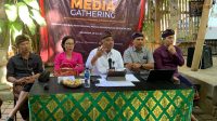 LIDARTAWAN (tengah) menguraikan materi tentang persiapan tahapan Pemilu Serentak 2024 saat riung media di Kubu Kopi, Kamis (28/7/2022). Foto: hen LIDARTAWAN (tengah) menguraikan materi tentang persiapan tahapan Pemilu Serentak 2024 saat riung media di Kubu Kopi, Kamis (28/7/2022). Foto: hen