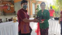 PENUTUPAN MPLS di SMPN 9 Denpasar ditandai dengan penyerahan tanaman oleh Kasek Ni Wayan Raiyani, kepada masyarakat sekitar Desa Sanur Kauh. Foto: ist PENUTUPAN MPLS di SMPN 9 Denpasar ditandai dengan penyerahan tanaman oleh Kasek Ni Wayan Raiyani, kepada masyarakat sekitar Desa Sanur Kauh. Foto: ist