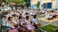 SISWA baru SMPN 11 Denpasar melaksanakan persembahyangan bersama sebelum penutupan MPLS, Rabu (13/7/2022). Foto: ist SISWA baru SMPN 11 Denpasar melaksanakan persembahyangan bersama sebelum penutupan MPLS, Rabu (13/7/2022). Foto: ist