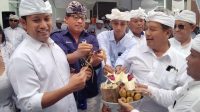 NENGAH Senantara (baju biru) bersama Sekwil DPW Partai Nasdem (dua kiri) dan AAN Gde Widiada (tiga kanan) saat upacara melaspas kantor DPW Partai Nasdem di bilangan Renon, Denpasar, Rabu (13/7/2022). Foto: ist NENGAH Senantara (baju biru) bersama Sekwil DPW Partai Nasdem (dua kiri) dan AAN Gde Widiada (tiga kanan) saat upacara melaspas kantor DPW Partai Nasdem di bilangan Renon, Denpasar, Rabu (13/7/2022). Foto: ist
