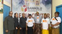 PENGURUS Partai Buruh foto bersama pimpinan Bawaslu Klungkung saat audiensi ke Bawaslu Klungkung, Senin (25/7/2022). Foto: ist PENGURUS Partai Buruh foto bersama pimpinan Bawaslu Klungkung saat audiensi ke Bawaslu Klungkung, Senin (25/7/2022). Foto: ist