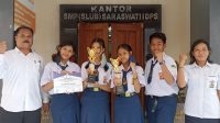 KASEK Nyoman Sumerta foto bersama siswa yang meraih juara 1 dan juara 2 untuk Lomba Tutor Sebaya tingkat SMP se-Bali, didampingi guru pembina KSPAN, I Gusti Ayu Sekarini. Foto: tra KASEK Nyoman Sumerta foto bersama siswa yang meraih juara 1 dan juara 2 untuk Lomba Tutor Sebaya tingkat SMP se-Bali, didampingi guru pembina KSPAN, I Gusti Ayu Sekarini. Foto: tra