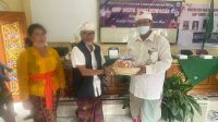 I Wayan Nendra menyerahkan bingkisan sembako kepada Lurah Penatih, I Wayan Astawa, saat penutupan MPLS, Rabu (13/7/2022). Sembako tersebut nantinya disalurkan kepada warga kurang mampu di Kelurahan Penatih. Foto: ist I Wayan Nendra menyerahkan bingkisan sembako kepada Lurah Penatih, I Wayan Astawa, saat penutupan MPLS, Rabu (13/7/2022). Sembako tersebut nantinya disalurkan kepada warga kurang mampu di Kelurahan Penatih. Foto: ist