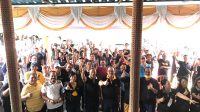 SUKAJA (empat kiri depan) mengacungkan jempol ke udara bersama Sugawa Korry di sebelahnya dan para fungsionaris Partai Golkar Bali saat deklarasi Relawan Semar Tabanan, Minggu (10/7/2022). Foto: ist SUKAJA (empat kiri depan) mengacungkan jempol ke udara bersama Sugawa Korry di sebelahnya dan para fungsionaris Partai Golkar Bali saat deklarasi Relawan Semar Tabanan, Minggu (10/7/2022). Foto: ist