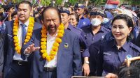 SURYA Paloh bersama Prananda Paloh Surya Paloh (kiri) dan Julie Sutrisno Laiskodat (kanan) berjalan kaki disambut para kader saat meresmikan kantor DPW Partai Nasdem Bali, Minggu (17/7/2022). Foto: hen SURYA Paloh bersama Prananda Paloh Surya Paloh (kiri) dan Julie Sutrisno Laiskodat (kanan) berjalan kaki disambut para kader saat meresmikan kantor DPW Partai Nasdem Bali, Minggu (17/7/2022). Foto: hen