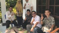 SILATURAHMI Wakil Ketua DPRD NTB dari Fraksi PKS, Abdul Hadi (kiri); Ketua Badan Pemenangan Pemilu dan Pilkada (BP3) DPW PKS, Sambirang Ahmadi; dan Ketua Fraksi PKS DPRD NTB, TGH Patompo Adnan, ke kediaman mantan Asisten I Setda Provinsi NTB, Baiq Eva Nurcahyaningsih (dua kiri). Foto: ist SILATURAHMI Wakil Ketua DPRD NTB dari Fraksi PKS, Abdul Hadi (kiri); Ketua Badan Pemenangan Pemilu dan Pilkada (BP3) DPW PKS, Sambirang Ahmadi; dan Ketua Fraksi PKS DPRD NTB, TGH Patompo Adnan, ke kediaman mantan Asisten I Setda Provinsi NTB, Baiq Eva Nurcahyaningsih (dua kiri). Foto: ist