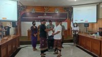 WIDYARDANA Putra (kiri) salam komando dengan Ketua KPU Bali, I Dewa Agung Lidartawan usai rapat pemutakhiran data pemilih di KPU Bali, Kamis (7/7/2022). Foto: ist WIDYARDANA Putra (kiri) salam komando dengan Ketua KPU Bali, I Dewa Agung Lidartawan usai rapat pemutakhiran data pemilih di KPU Bali, Kamis (7/7/2022). Foto: ist