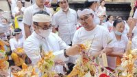 WALI Kota Jaya Negara nyumpangang kwangen pada sekahdalam upacara Mamukur Maligia Punggel Desa Adat Yangbatu, Denpasar, Senin (25/7/2022). Foto: ist WALI Kota Jaya Negara nyumpangang kwangen pada sekahdalam upacara Mamukur Maligia Punggel Desa Adat Yangbatu, Denpasar, Senin (25/7/2022). Foto: ist