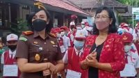 KEPALA Kejaksaan Negeri (Kajari) Denpasar, Yuliana Sagala, foto bersama Kasek I Gusti Ayu Putu Tirtawati dan siswa saat MPLS di SMPN 1 Denpasar, Selasa (12/7/2022). Foto: ist KEPALA Kejaksaan Negeri (Kajari) Denpasar, Yuliana Sagala, foto bersama Kasek I Gusti Ayu Putu Tirtawati dan siswa saat MPLS di SMPN 1 Denpasar, Selasa (12/7/2022). Foto: ist