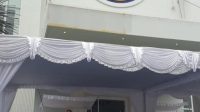 melaspas kantor Nasdem NYOMAN Winatha (dua kiri) dan Nengah Senantara (baju biru) saat sembahyang bersama usai pemelaspasan kantor DPW Partai Nasdem Bali, Rabu (13/7/2022). Kantor megah ini dibangun dengan anggaran mendekati Rp50 miliar. Foto: Gus Hendra