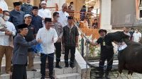 BUPATI Bangli, Sang Nyoman Sedana Arta, saat menyerahkan seekor sapi kurban kepada Ketua Ta`mir Masjid Agung Kabupaten Bangli, Ghufron Fathoni, di Masjid Agung Bangli, Minggu (10/7/2022). Foto: ist BUPATI Bangli, Sang Nyoman Sedana Arta, saat menyerahkan seekor sapi kurban kepada Ketua Ta`mir Masjid Agung Kabupaten Bangli, Ghufron Fathoni, di Masjid Agung Bangli, Minggu (10/7/2022). Foto: ist