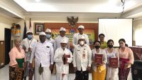PARA pemangku dan serati banten se-Desa Pemecutan Kelod foto bersama usai pembukaan pembinaan yang dilaksanakan di kantor desa setempat pada Jumat (22/7/2022). Foto: ist PARA pemangku dan serati banten se-Desa Pemecutan Kelod foto bersama usai pembukaan pembinaan yang dilaksanakan di kantor desa setempat pada Jumat (22/7/2022). Foto: ist