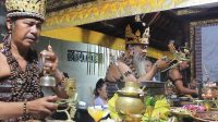 peresmian sulinggi PROSESI apod gala dijalankan tiga sulinggih sebagai syarat meresmikan Bhawati Nengah Adriyana bersama istri, Ida Bhawati Istri Ni Wayan Purnijati, di Griya Kroya Asram, Jalan Kecubung, Denpasar. Setelah prosesi, kedua bhawati bergelar Ida Rsi Agung Kusuma Ananda dan Ida Rsi Agung Istri Kusuma Ananda. Foto: Ist