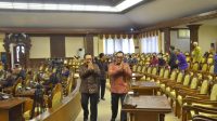 ADI Wiryatama (kanan) saat mendampingi Wakil Gubernur Tjokorda Oka Arta Ardhana Sukawati memasuki ruang rapat paripurna DPRD Bali. Foto: ist ADI Wiryatama (kanan) saat mendampingi Wakil Gubernur Tjokorda Oka Arta Ardhana Sukawati memasuki ruang rapat paripurna DPRD Bali. Foto: ist