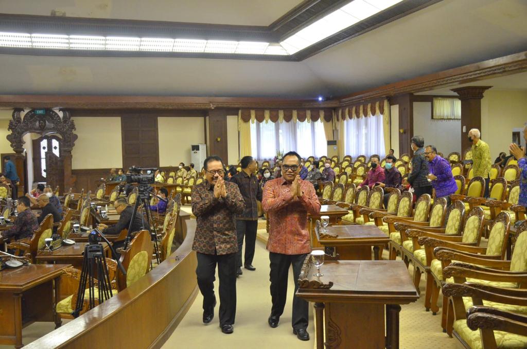 ADI Wiryatama (kanan) saat mendampingi Wakil Gubernur Tjokorda Oka Arta Ardhana Sukawati memasuki ruang rapat paripurna DPRD Bali. Foto: ist