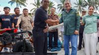 ANGGOTA DPR RI Dapil NTB 2 (Pulau Lombok), Bambang Kristiono, saat menyerahkan bantuan alsintan kepada sejumlah kelompok petani di Kabupaten Lotim, Rabu (10/8/2022). Foto: rul ANGGOTA DPR RI Dapil NTB 2 (Pulau Lombok), Bambang Kristiono, saat menyerahkan bantuan alsintan kepada sejumlah kelompok petani di Kabupaten Lotim, Rabu (10/8/2022). Foto: rul