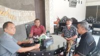ANGGOTA DPRD NTB, Made Slamet (kiri), saat berdialog dengan para tokoh agama dan tokoh masyarakat Batu Dawa, Kelurahan Tanjung Karang, Kecamatan Sekarbela, Kamis (11/8/2022). Foto: rul ANGGOTA DPRD NTB, Made Slamet (kiri), saat berdialog dengan para tokoh agama dan tokoh masyarakat Batu Dawa, Kelurahan Tanjung Karang, Kecamatan Sekarbela, Kamis (11/8/2022). Foto: rul