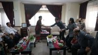 BUPATI Gede Dana (pakaian adat) menyalami Ketua Bawaslu Karangasem, Putu Gede Suastrawan, usai audiensi di kantor Bupati Karangasem, Senin (22/8/2022). Foto: ist BUPATI Gede Dana (pakaian adat) menyalami Ketua Bawaslu Karangasem, Putu Gede Suastrawan, usai audiensi di kantor Bupati Karangasem, Senin (22/8/2022). Foto: ist
